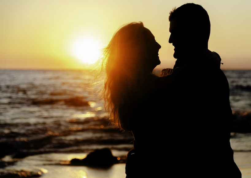 Siluet pasangan di senja romantis